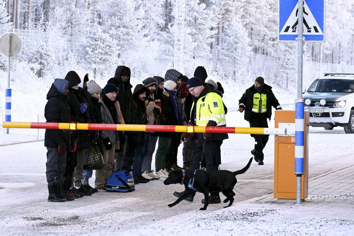 СМИ: тысячи мигрантов отдают большие суммы за переход финской границы
